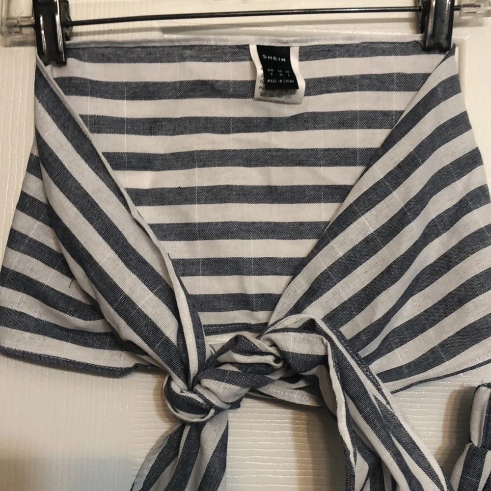 𝅺SHEIN size Small black & white lightweight 2 Piece short & scarf type top